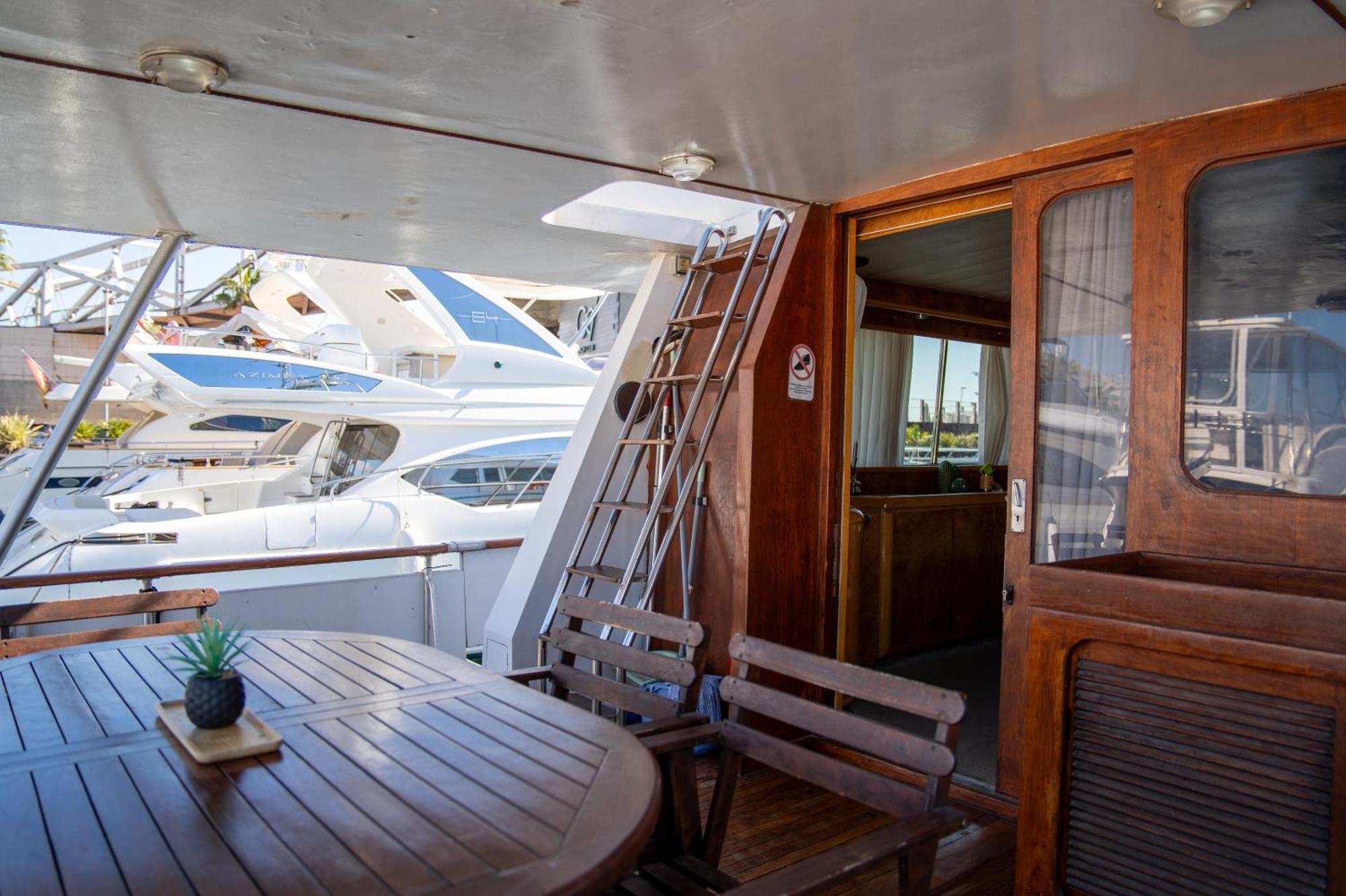 Отель Boat Aloha Сан-Адриан-де-Бесос Экстерьер фото