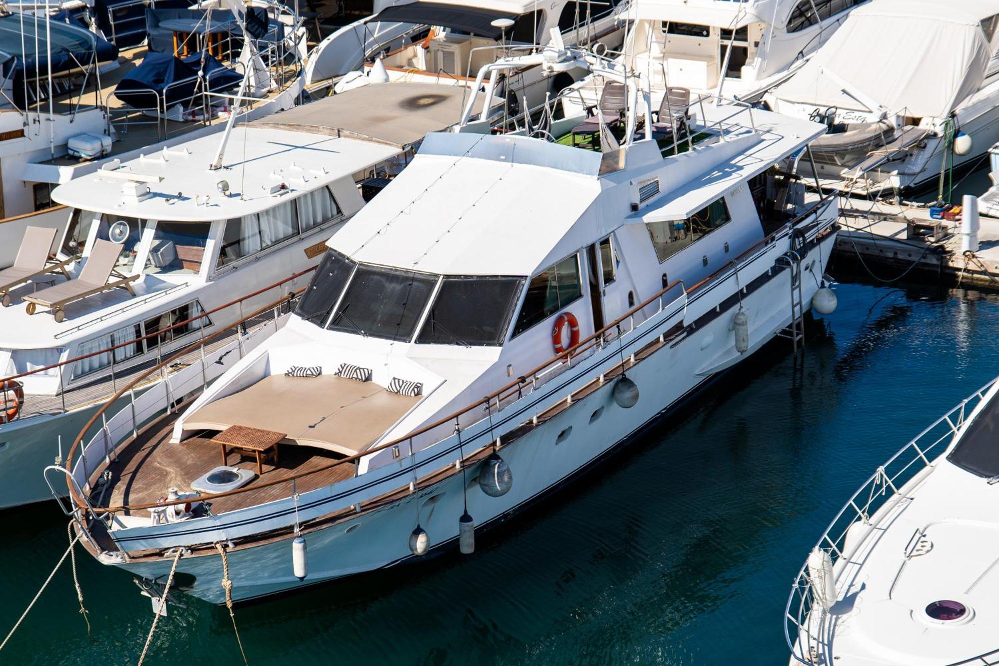 Отель Boat Aloha Сан-Адриан-де-Бесос Экстерьер фото